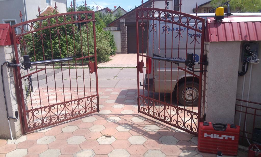 автоматичні розпашні ворота — дві стулки, монтаж приводу в Одесі
